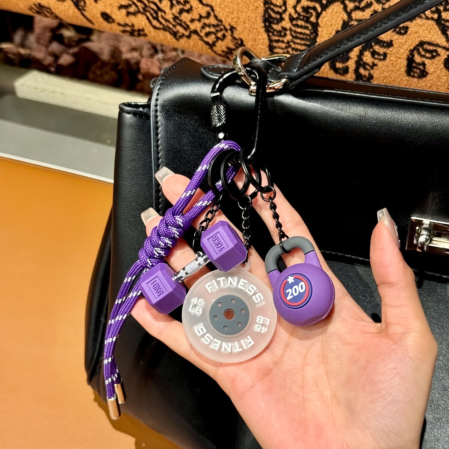 Sporty Nøkkelring med Vektløftingsdesign – Barbell, Kettlebell & Dumbbell