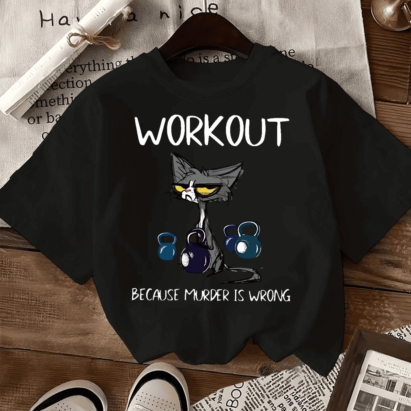 Dame T-skjorte – "Tren fordi mord er galt" med Katt & Kettlebells – Svart, Komfortpassform