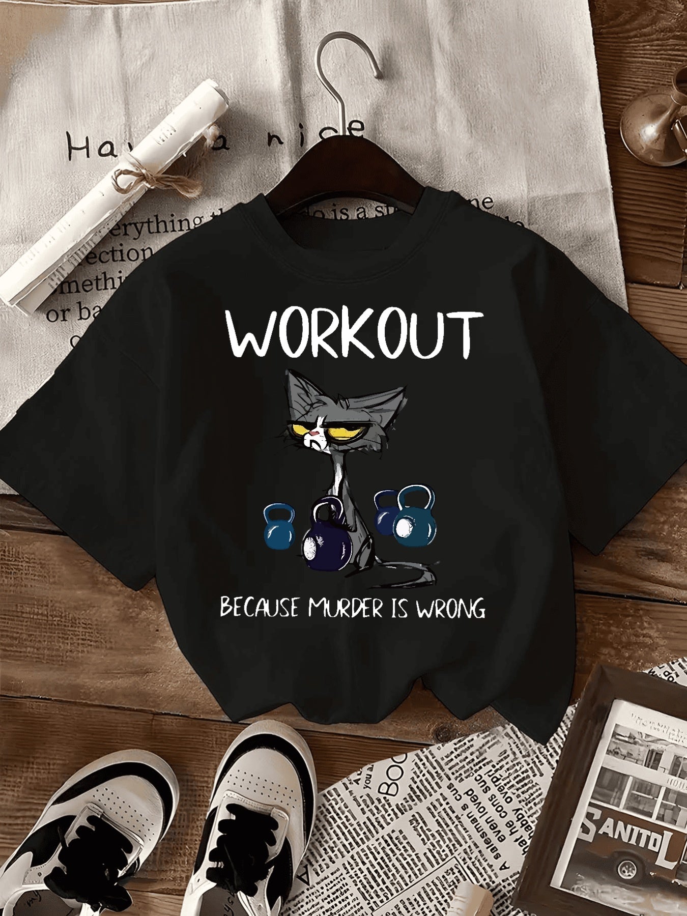 Dame T-skjorte – "Tren fordi mord er galt" med Katt & Kettlebells – Svart, Komfortpassform